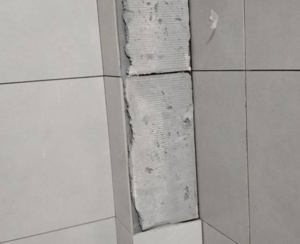 巴青瓷砖空鼓维修公司分享下瓷砖施工前基层浇水润湿程度不足，可能导致以下问题